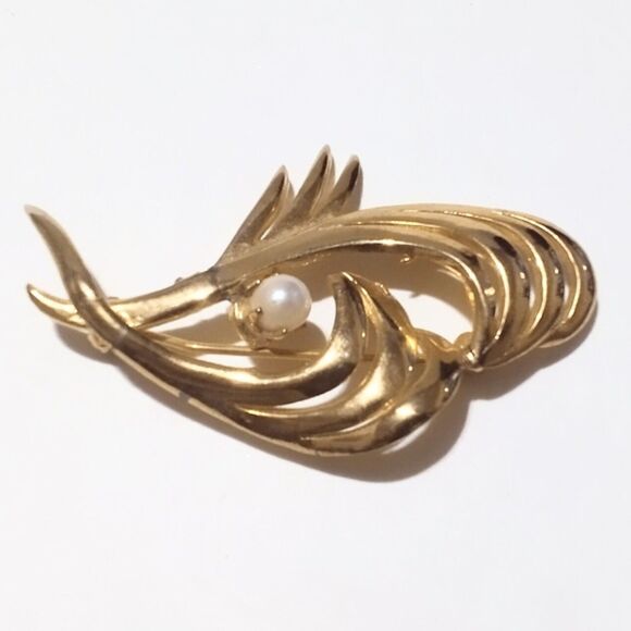 Vintage Brooks Gold Tone and Genuine Pearl Freeform Brooch - Picture 4 of 6